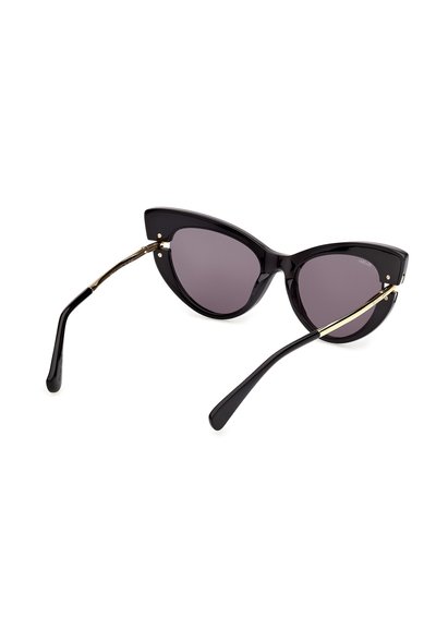 Schwarze Cateye-Sonnenbrille mit dunklen Gläsern und goldfarbenen Metallbügeln, von hinten auf weißem Hintergrund gezeigt.