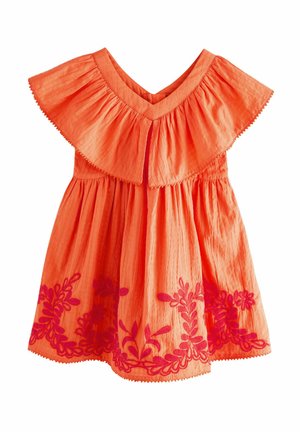 Abito kaftano corallo con scollatura a volant, maniche svasate e ricamo floreale rosa lungo l'orlo. Tessuto strutturato, design leggero.