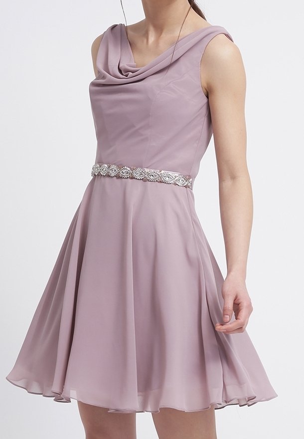 Levandulové šaty bez rukávů s lodičkovým výstřihem, přiléhavým živůtkem a rozšířenou sukňou. Obsahují pás se skvosty jako ozdobu kolem pasu.