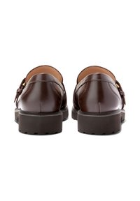 Bruna läder skor med rund tå och en låg, strukturerad gummisula. Har en dekorativ vridlåsdetalj på sidan.