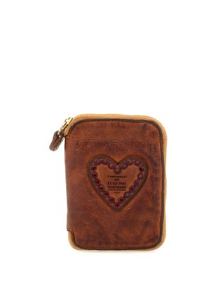 Portafoglio in pelle marrone con zip, decorazione a forma di cuore impreziosita da gemme rosse e testo al centro su sfondo bianco.