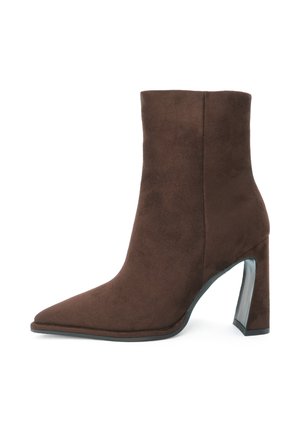 Stivale alla caviglia in camoscio marrone con punta appuntita e tacco alto a blocco, cucitura laterale visibile e suola nera.