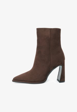 Stivale alla caviglia in camoscio marrone con punta appuntita e tacco alto a blocco, cucitura laterale visibile e suola nera.