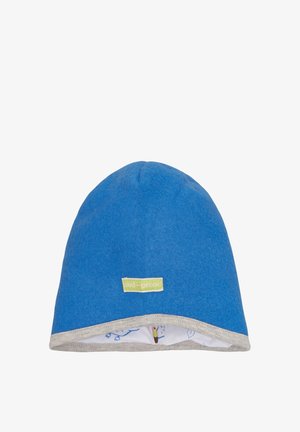 Blauwe fleecemuts met grijze bies, met een groen label aan de voorkant. De binnenkant heeft cartooneske dierenpatronen. Rond ontwerp aan de bovenkant.