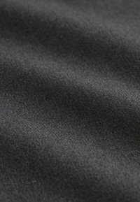 Tissu noir avec un éclat lisse et subtil et une texture tissée fine. La surface apparaît uniforme avec de légères ondulations. Pas de motifs distinctifs ni de matériel.