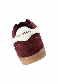 Bordowe zamszowe sneakersy z białymi akcentami, z napisem "HARPER AND NEYER" na pięcie oraz okrągłym logo po boku. Gumowa podeszwa.