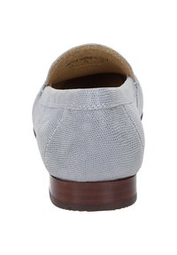 Lichtblauw instapschoen met een textuur bovenwerk en een glad leren binnenzool, met een houten hak en een ronde neusdesign.