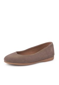 Bailarina de ante marrón con punta redondeada, diseño minimalista y textura suave. Cuenta con una suela de goma baja para mayor comodidad.