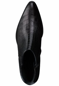 Černá kožená bota s špičatou špičkou a texturou s kroko vzorem. Obsahuje výřezový design a boční zip pro zapínání.