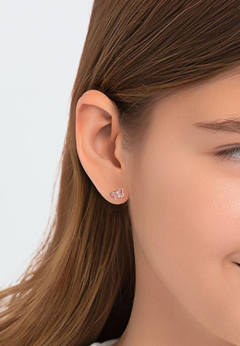 Rosa Schmetterlings-Ohrringe mit Silberakzenten, die an einem Ohr präsentiert werden. Das Design verfügt über sanfte Kurven und eine glatte Oberfläche.