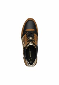 Sneaker marrone e nera realizzata in pelle e mesh, con punta rotonda, lacci neri e accenti dorati, completa di una cerniera laterale.