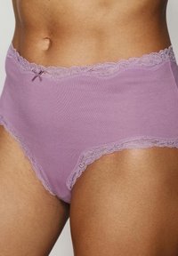 Lavendel Baumwollslip mit Spitze am Bund und den Beinausschnitten. Mit einer kleinen Schleifenakzent an der Vorderseite. Weicher Stoff und hohe Taille.