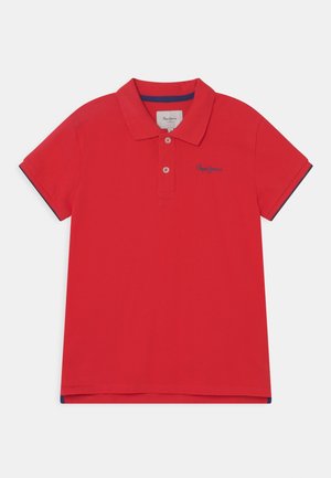 Rotes kurzärmeliges Poloshirt mit zwei Knöpfen, marineblauem Besatz an den Ärmelrändern und kleinem marineblauem Logo auf der linken Brust.