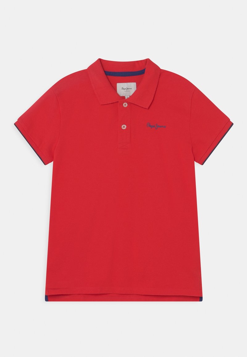 Polo rouge à manches courtes avec deux boutons, bordure bleu marine aux extrémités des manches, et petit logo bleu marine sur le côté gauche de la poitrine.