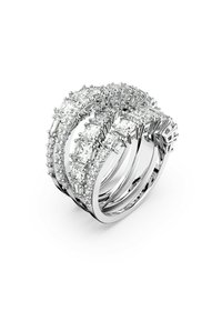 Drei miteinander verwobene silberne Ringe, geschmückt mit funkelnden Diamanten, die filigrane Muster und elegante Details in einer hellen Umgebung präsentieren.