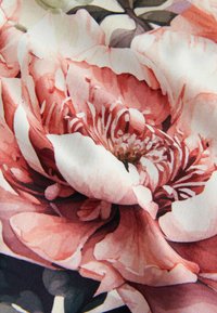 Blommigt tyg med en stor, detaljerad rosa pion med mjuka veck och intrikata kronblad mot en subtil, dämpad bakgrund med gröna accenter.