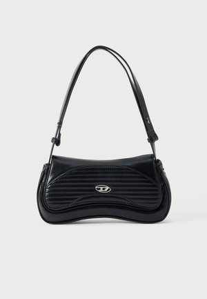 Borsa a tracolla in pelle nera con fronte trapuntato curvo, emblema ovale argentato con logo e tracolla regolabile su sfondo bianco semplice.