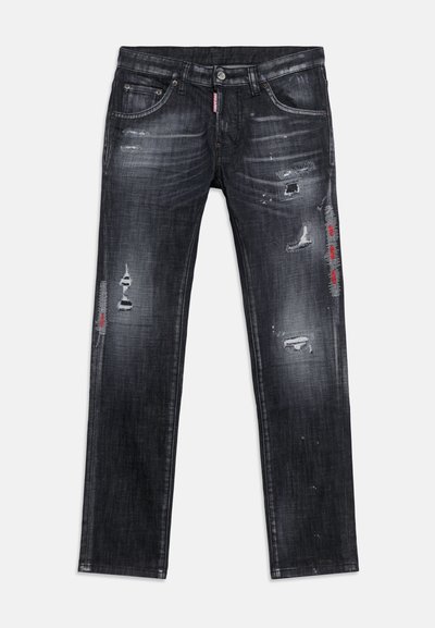 Jeans neri slim-fit consumati con aree sbiadite, piccole lacerazioni e dettagli cuciti in rosso sulle gambe anteriori e una vita con chiusura a bottone.