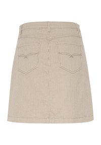 Jupe en denim rayée beige, courte, avec une taille et deux poches arrière, dotée de coutures légères et d'un ourlet droit.