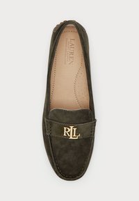 Maslinasti nubuk loafer s našivenim detaljima, zlatnim "RL" logotipom sprijeda i glatkom kožnom oblogom. Blago zaobljen vrh i fleksibilna potplat.