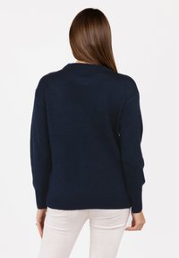 Marineblauer Strickpullover mit lockerer Passform, gerippten Bündchen und Saum, runder Halslinie und weicher Textur.