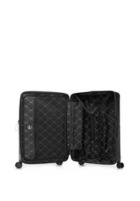 Valise rigide noire avec un intérieur matelassé, dotée de sangles croisées et d'une poche latérale. Quatre roues pour la mobilité. Fermeture à glissière.