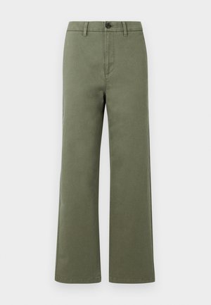 Pantaloni dritti verde oliva con passanti per cintura, chiusura a bottone e zip frontale su sfondo bianco semplice.