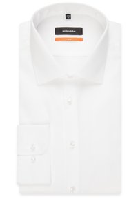 Chemise blanche en tissu lisse. Caractéristiques : col classique, devant boutonné et poignet à un bouton sur le côté gauche.