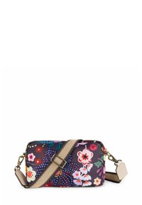 Borsa a spalla rettangolare con un motivo floreale colorato su sfondo scuro, dotata di una tracolla regolabile a righe e dettagli in oro.