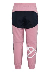 Lyserøde og marineblå træningsbukser med elastisk taljebånd, tilspidsede ben og en stor hvid logo på venstre side. Strukturdetalje i stoffet.