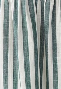 Ľanová tkanina s vertikálnymi zelenými a bielymi pruhmi, s ľahkou textúrou a plynulým dizajnom. Vhodná na záclony alebo závesy.