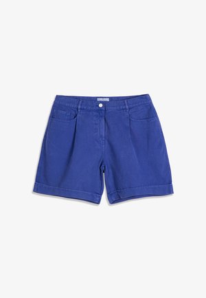 Shorts en coton bleu avec bouton à l'avant, passants pour ceinture, deux poches avant et un ourlet retroussé sur fond blanc.