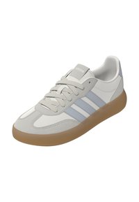 Zapatilla blanca y azul claro con parte superior de ante y cuero, que presenta un diseño de tres franjas, cierre de cordones planos y suela de goma.