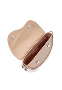 Nude-kleurige schoudertas met een gladde leren buitenkant. Ronde vorm, veilige drukknoopsluitingen en een enkele binnenzak met rits.