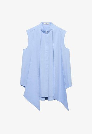 Svetle modrá bezramenní blůza s stojáčkovým límcem, s plisovaným předním dílem a volánovým asymetrickým spodním lemem. Hladká текстura látky.