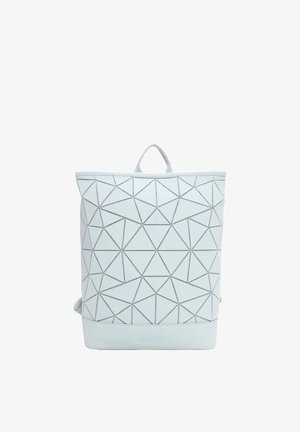 Biały plecak z geometrycznym wzorem, wyposażony w górną rączkę i regulowane paski na ramiona, o charakterystycznym kwadratowym kształcie.