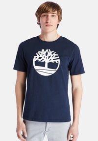 Timberland KENNEBEC RIVER TREE LOGO SHORT SLEEVE - Triko s potiskem - dark sapphire