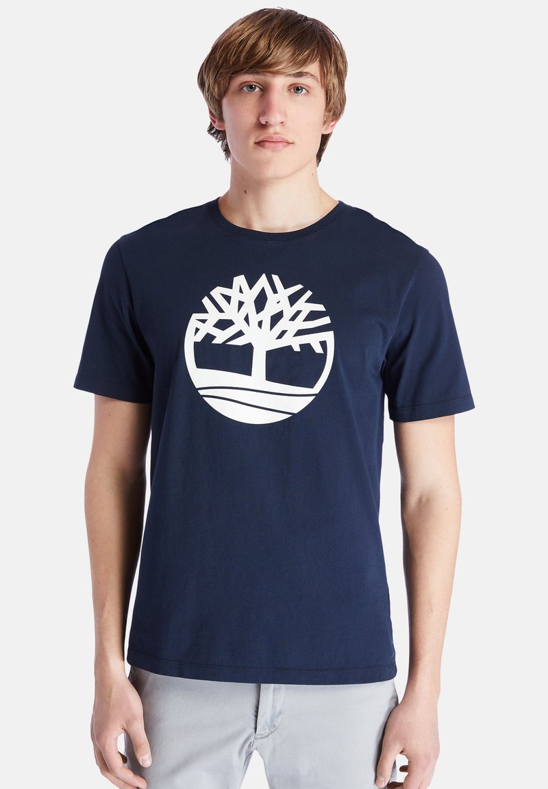 Timberland KENNEBEC RIVER TREE LOGO SHORT SLEEVE - Triko s potiskem - dark sapphire