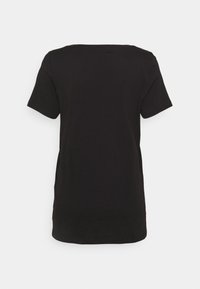 Sort t-shirt med rund halsudskæring, korte ærmer og lige kant. Fremstillet af blødt bomuldsstof uden synlige mønstre eller detaljer.