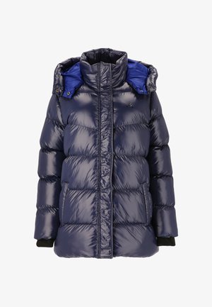 Mørkeblå pufferjakke med en glansfuld overflade, kontrastfarvet blå hætteforing, ribbede manchetter og lynlås lukning foran. Har horisontale syninger for isolering.