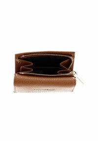 Portefeuille en cuir marron texturé avec fermeture éclair dorée partiellement ouverte, montrant des compartiments intérieurs noirs, sur fond blanc.