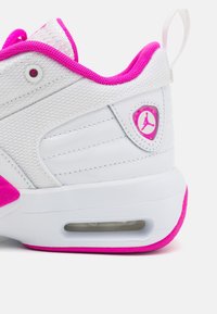Sneaker mit weißem Textil-Obermaterial, pinken Akzenten an Sohle und Futter sowie einem Logopatch an der Seite. Verfügt über einen gepolsterten Kragen und eine Luftpolsterung.