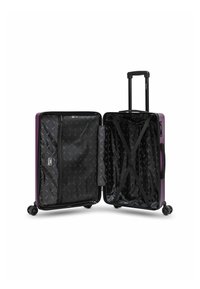 Valigia rigida di colore viola con interno nero. Presenta un compartimento con zip, cinghie elastiche incrociate e quattro ruote per la mobilità.