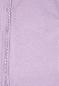 Giacca in pile di un delicato viola con una texture morbida, dotata di zip a lunghezza completa e priva di ulteriori pattern o dettagli in metallo.