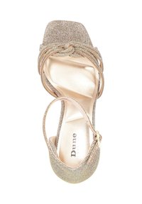 Schoen van hoge hakken met open tenen en banden in champagne kleur met een metallic glans. Voorzien van gevlochten banden en een gladde, gevoerde binnenzool.
