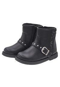 Botas tobilleras de imitación cuero negro con cierre de cremallera, correa decorativa y hebilla, panel lateral texturizado y diseño de punta redonda.