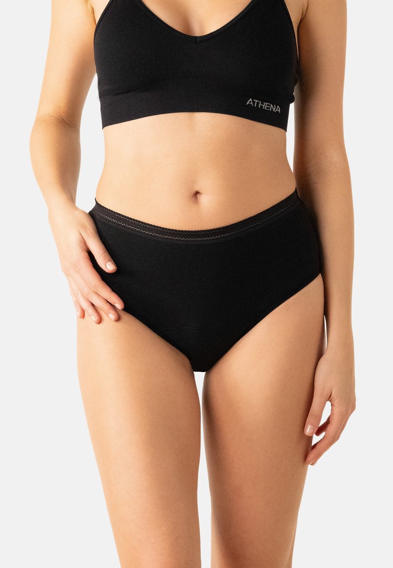 Ensemble soutien-gorge bralette en coton noir et culottes taille haute. Design simple avec texture douce et bords élastiqués, présentant un logo subtil sur le soutien-gorge.