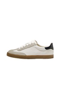 Weiße Sneaker mit grauen Wildlederakzenten, schwarzer Ferse, flacher Schnürung und einer strukturierten braunen Gummisohle. Klassisches Design mit niedriger Form.