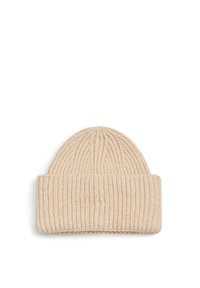 Beanie beige lavorato a maglia con texture a coste e risvolto, realizzato in tessuto morbido. Il design è semplice e funzionale, adatto per abbigliamento informale.