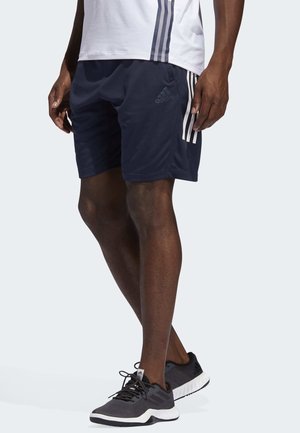 Marineblaue Sportshorts mit drei weißen Streifen, einem elastischen Bund und dem Adidas-Logo am linken Bein. Schwarze Laufschuhe mit weißen Akzenten.
